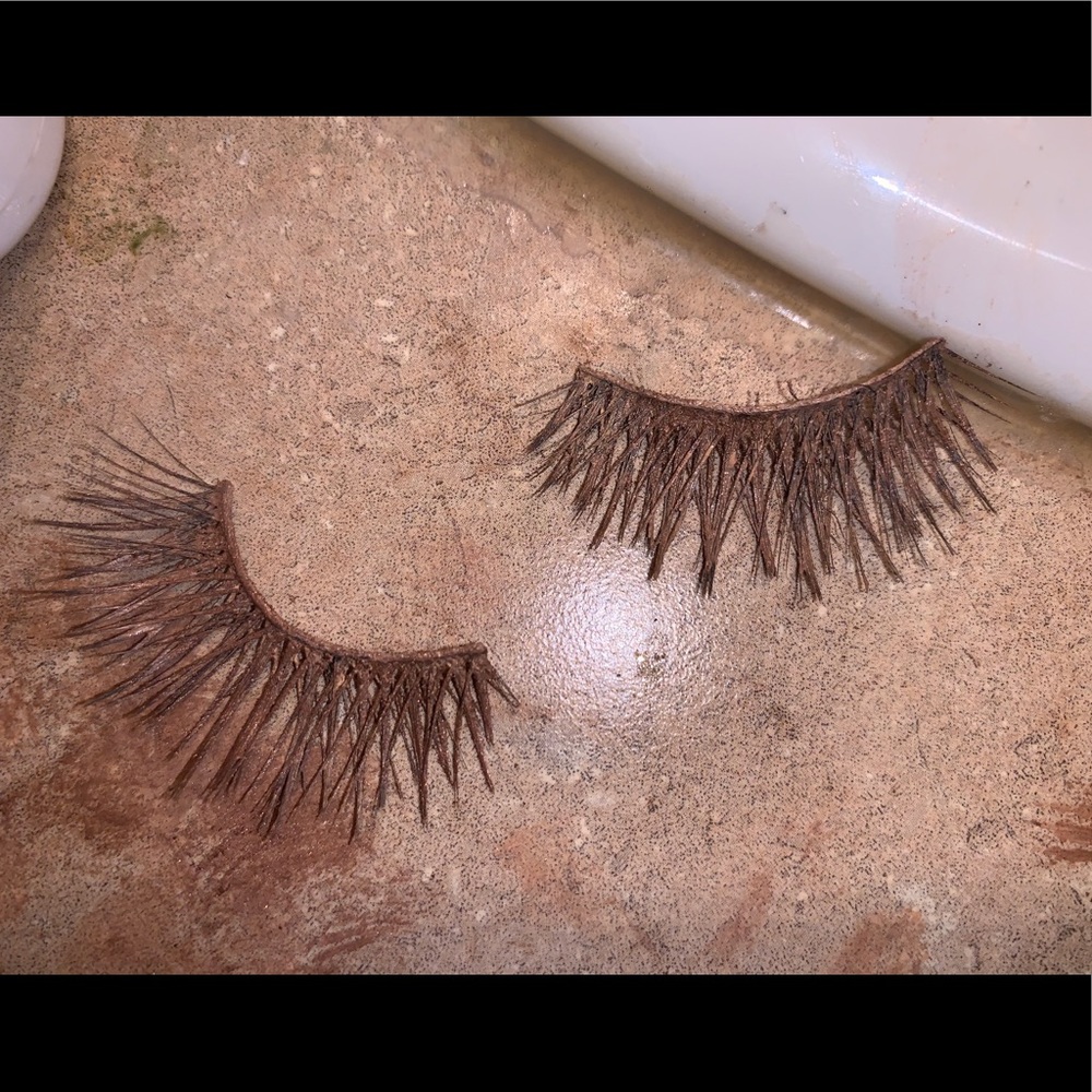 I customize lashes!